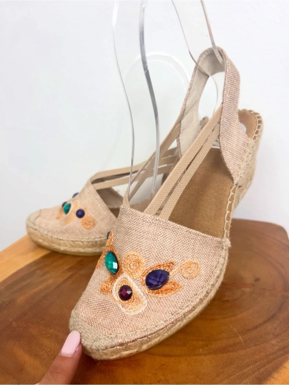 VIDORETTA Women’s Embroidered & Jeweled Tan Espadrille Wedge Sandals 39 8.5